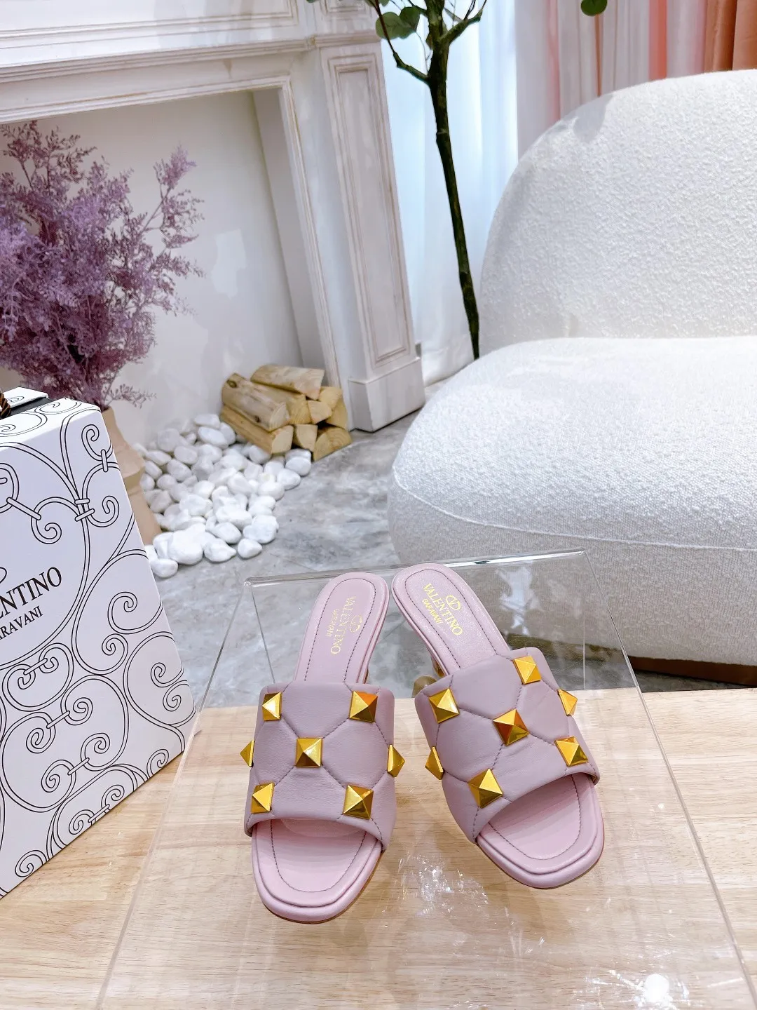 👟👟Ex-factory price 380👟👟 Genuine leather sole +40 Valentino.Valentino👑👑Rivets The latest series of the slippers counter, the highest version, perfect details, a very eye-catching catwalk series launched [strong][strong] V's popular rivet elements, luxurious and gorgeous! Various colors can be matched with beautiful clothes in spring and summer. There are many choices🎉🎉Exquisite and durable. It is copied at 1:1 of the original product. The upper foot is very pedicure-like. The key point is that it is very good and easy to control. It does not grind the feet and does not tire the feet. It is a walking artifact. The last shape is completely compared to the counter. The details are perfect. Without the original version, it would not be so exquisite! (Note! The heel shape and height are exclusively molded according to the original version, and are not randomly substituted by the market🐂) The color and texture of the fasteners are consistent with the original version! Fabric: Sheepskin Lining: Sheepskin lining 5 colors: off-white, black, bare, burgundy, pink Size: 34 to 41 (34, 40, 41, custom-made, non-refundable and non-exchangeable) Heel height: flat rubber bottom: genuine leather bottom: